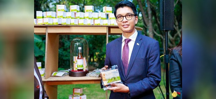 На снимке вовсе не президент Зеленский, презентующий обещанную украинскую вакцину от ковида, а Андри Радзуэлина, презентующий лекарство от коронавируса на основе полыни.