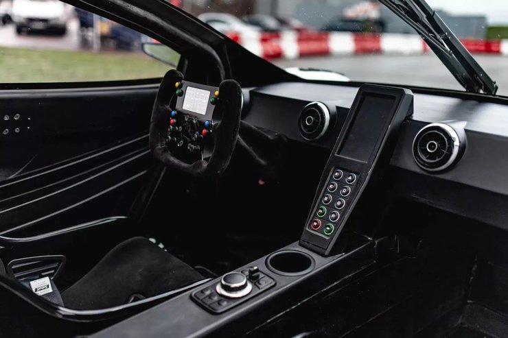 салон Rhino RR01, литовский суперкар, новый Rhino RR01