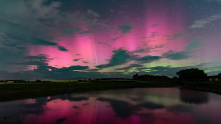 Северное сияние над прудами Уиттлден, Нортумберленд, Великобритания, утром 2 сентября