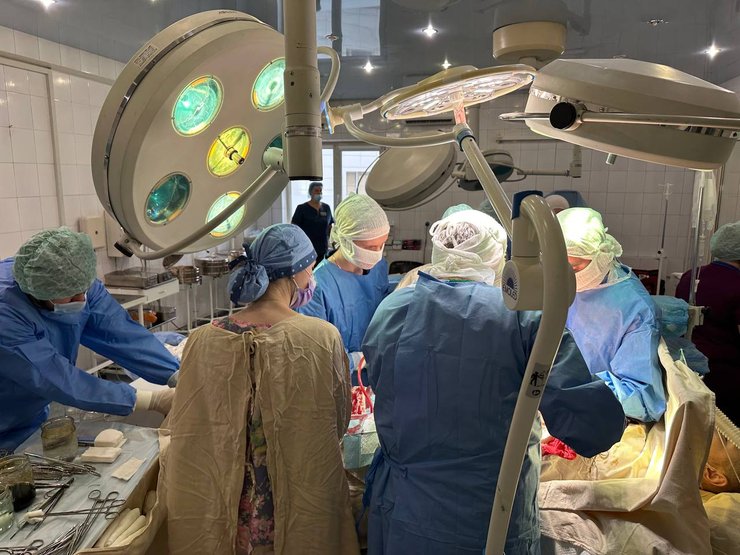 В больнице Мечникова оперируют раненых