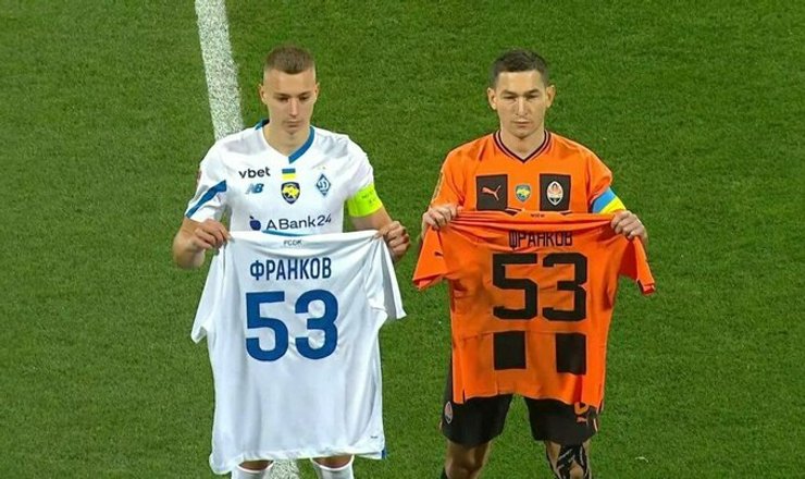 Володимир Бражко і Тарас Степаненко з футболкою Артема Франкова