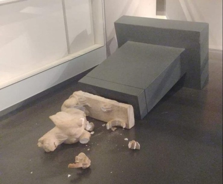 Турист разбил древнеримские статуи, турист, римская статуя, скульптура, религия, турист с палкой, нахальный турист, музей, реставрация экспонатов