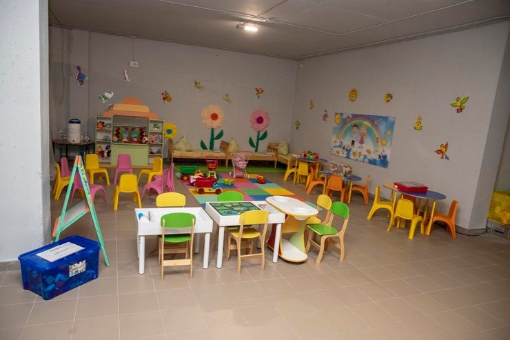 дитячий садок, парти, стільці