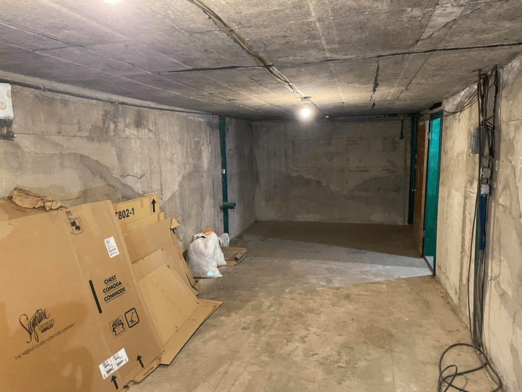 Бомбоубежище на заднем дворе, жуткий подвал, необычная находка, часть сделки, подвал на заднем дворе, убежище,