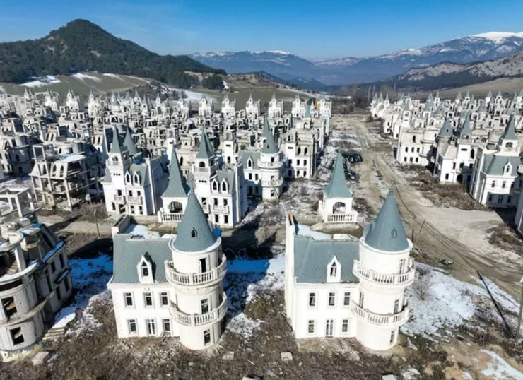 Турецкий городок Бурдж-аль-Бабас, город-призрак, жилье, объекты недвижимости, виллы похожие на замки, дома