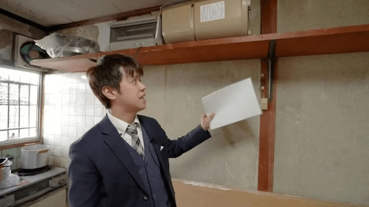 Мужчина покупает заброшенные дома, заброшенный дом, аренда жилья, сдает жилье в аренду, 200 заброшенных домов, заработок на аренде, рынок недвижимости