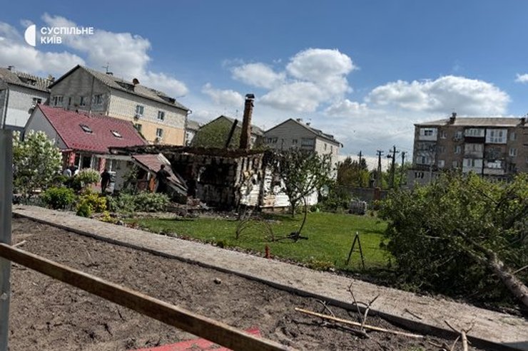 У селі Щасливе на Київщині внаслідок нічної російської атаки згорів будинок, у якому жила родина загиблого військового