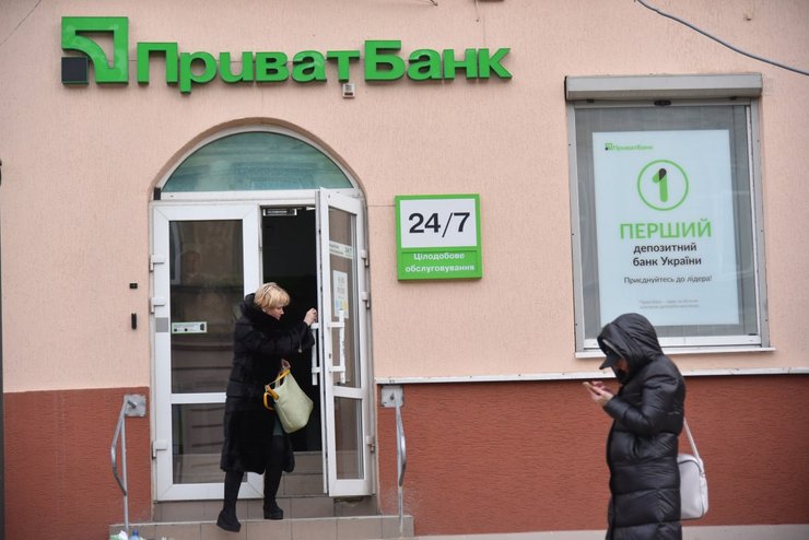 як працюють банки при віялових відключеннях, як працюють банки в Україні, віялові відключення банкомат, відключення від електроенергії банкомат, графік роботи банків при віялових відключеннях, графік відділень банків при віялових відключеннях, робота онлайн-банкінгу в Україні, інтернет-банкінг в Україні, як працюють сервери банків при віялових відключеннях, банкомати захист від відключень, робота мобільного банкінгу, як зняти готівку безпечно, як зняти готівку при віялових відключеннях, як зняти готівку коли немає світла, оплата карткою при віялових відключеннях, термінал для прийому карткових платежів, робота банкомату при відключення світла, резервне харчування банкомату, застрягла картка в банкоматі, як отримати готівку при віялових відключеннях, застрягла картка як повернути гроші