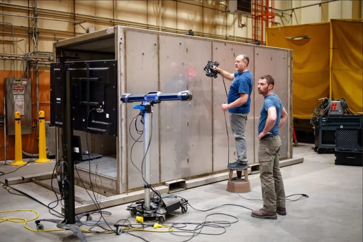 Сотрудники лаборатории Sandia работают над Mobile Vault