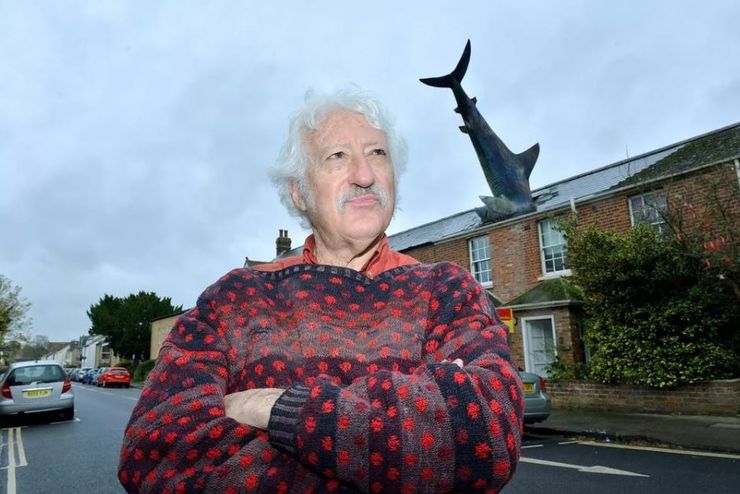 Довгострокова оренда, будинок з акулою на даху, курйози, цікавинки, приколи, дивні історії