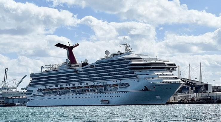 Круїзний лайнер, Carnival Sunrise, морська подорож, бомба на кораблі, замінував судно, обшук кают, помстився дівчині,