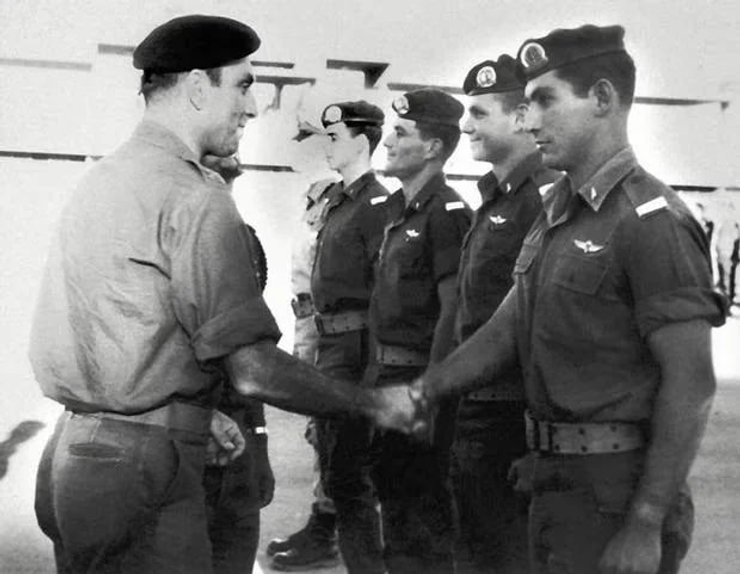 Молодой Биньямин Нетаньяху жмет руку своему командиру во время службы в элитном подразделении ЦАХАЛ