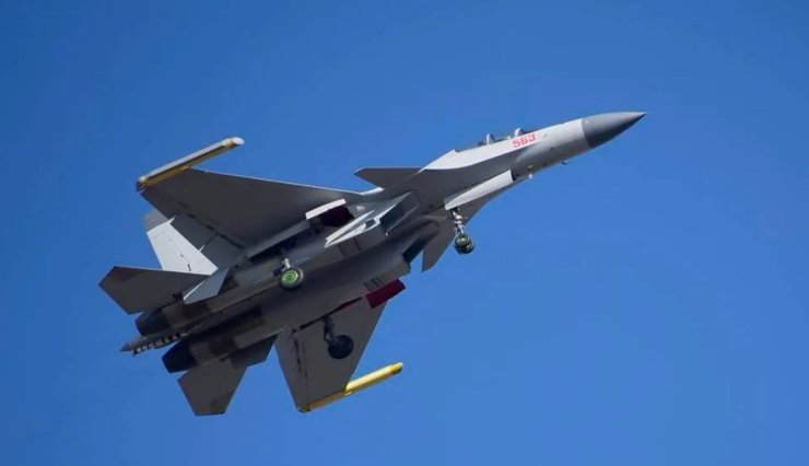 Двухместный китайский истребитель J-15D