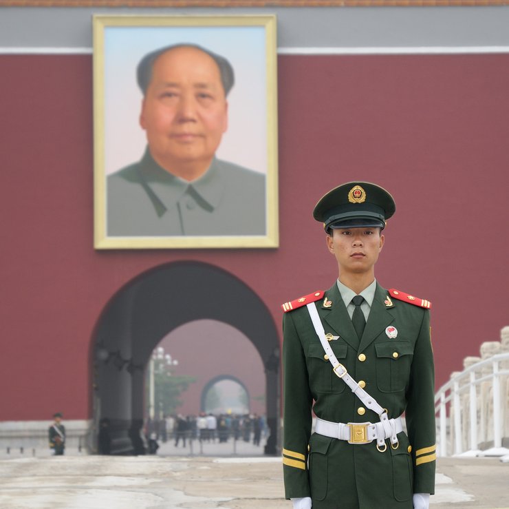 китайский солдат и портрет вождя