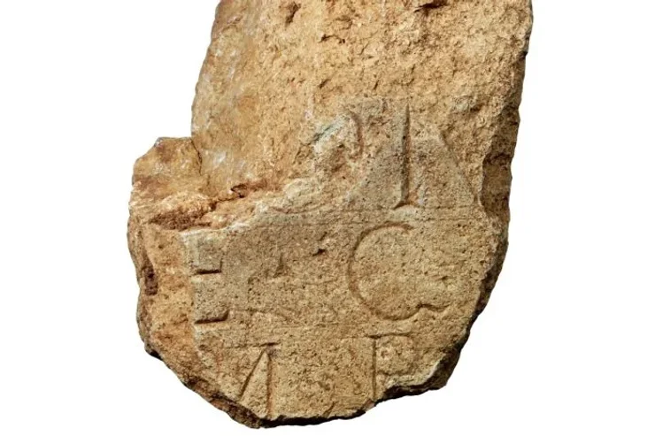 Серед знахідок були фрагменти вотивних табличок