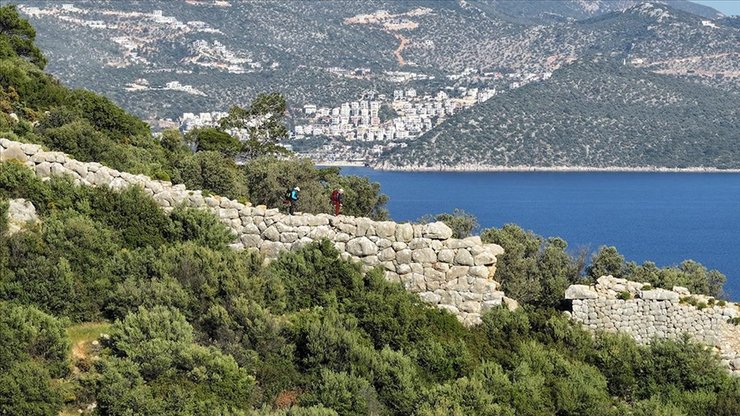 аведук пейзаж люди горы море море стена сооружение