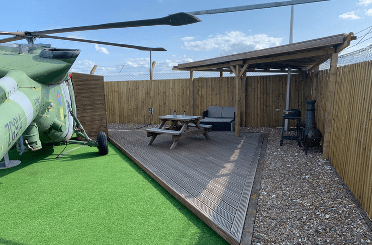 Колишня військова база ВПС, Королівські ВПС, готель Airbnbs, химерний готель, туристи, ніч у гелікоптері, переночувати в танку, купив фермер