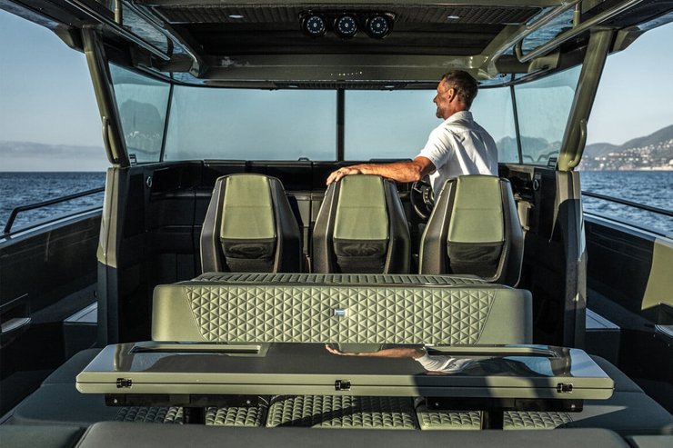 катер Brabus Shadow салон