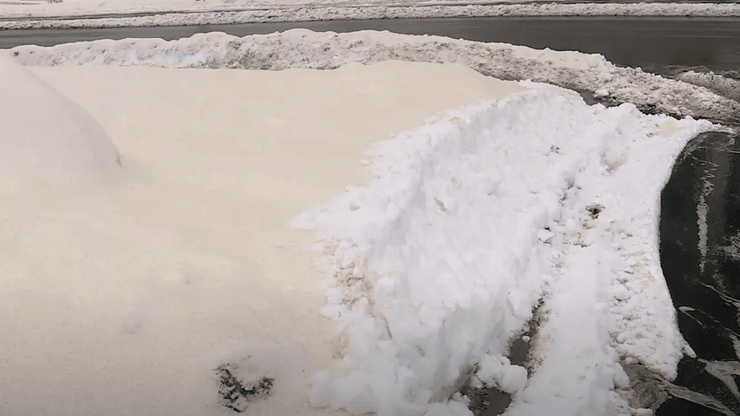 Снег другого цвета, необычный снег, коричневый снег, бумажная фабрика, химическое вещество, уровень pH, опасный снег, власти предупреждают