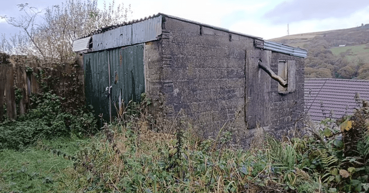 Гараж на присадибній ділянці до будинку в Уельсі