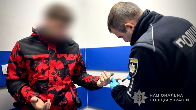 у преступника берут отпечатки пальцев