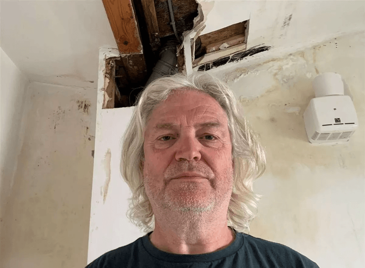 Діра в даху будинку, король Чарльз, фрігольд, право власності, ремонт будинку, будинок належить королю, адміністративна помилка