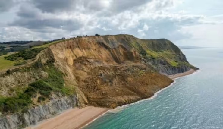 Обрушилась скала, скала, оползень, камень, море, жилые дома, город рядом, земля, песок, огромная трещина, песчаник