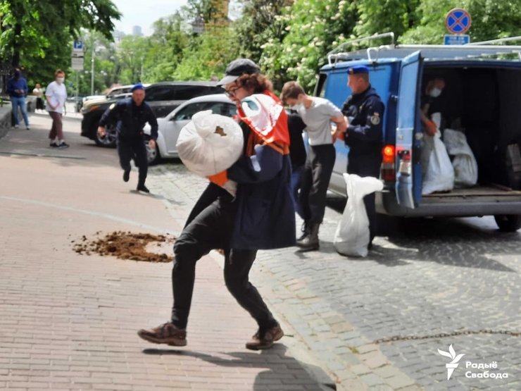 Петро Маркелов, посольство, акція