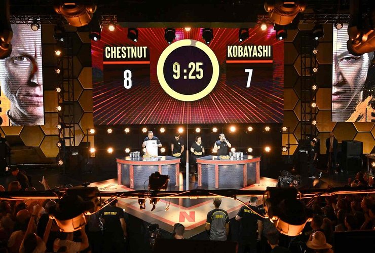 Джої Честнат, хот-доги, їдці хот-догів, Такеру Кобаяші