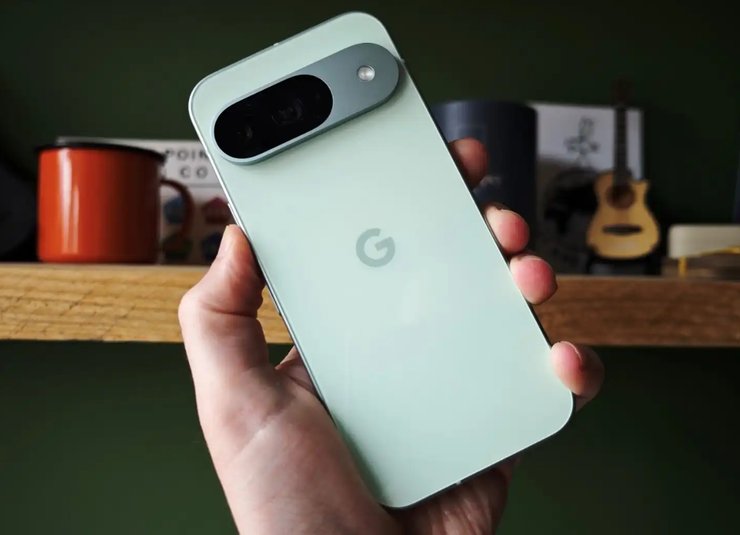 Смартфон Google Pixel 9 в руке