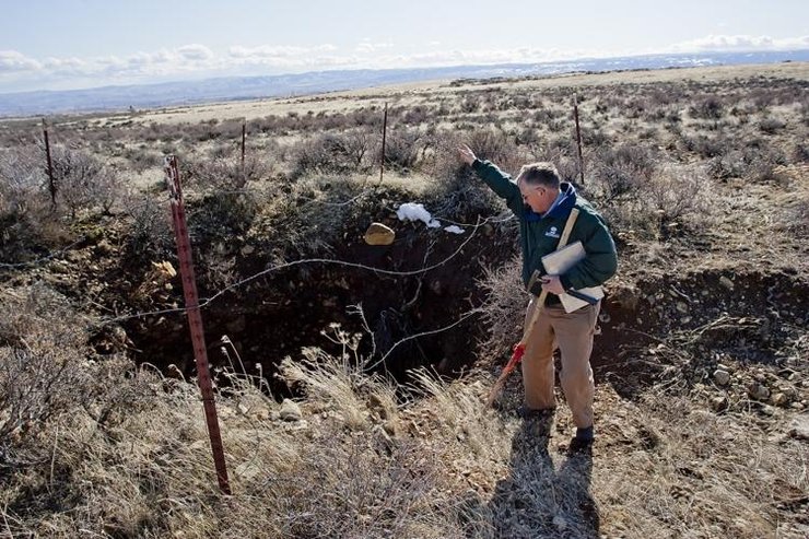 Карстовая воронка в США, "Дыра Мэла", ворота в ад, не могут найти воронку, яма, нет дна, темная дыра, выбрасывают мусор,