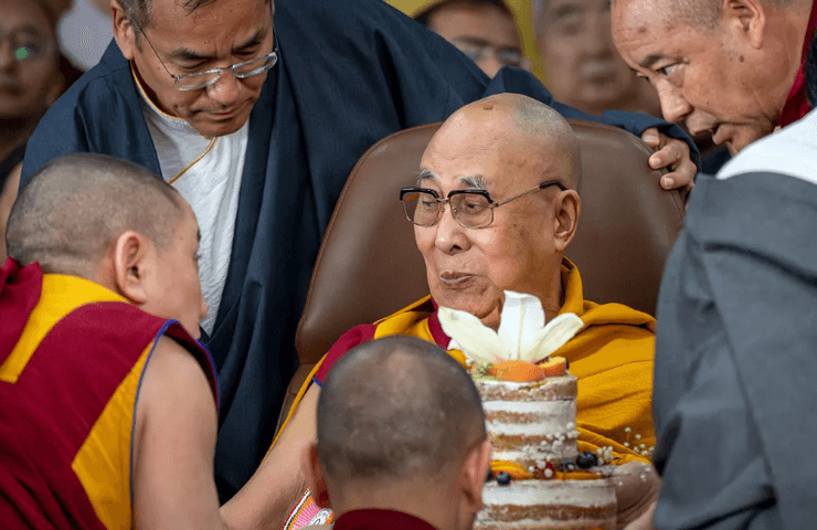 Далай-лама отпраздновал юбилей в кругу последователей