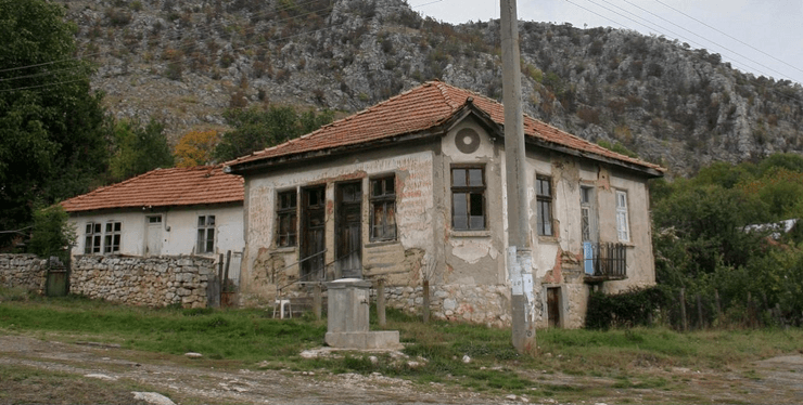 Старые пустующие дома в сельской Европе, пример вымирающей деревни и демографического кризиса региона