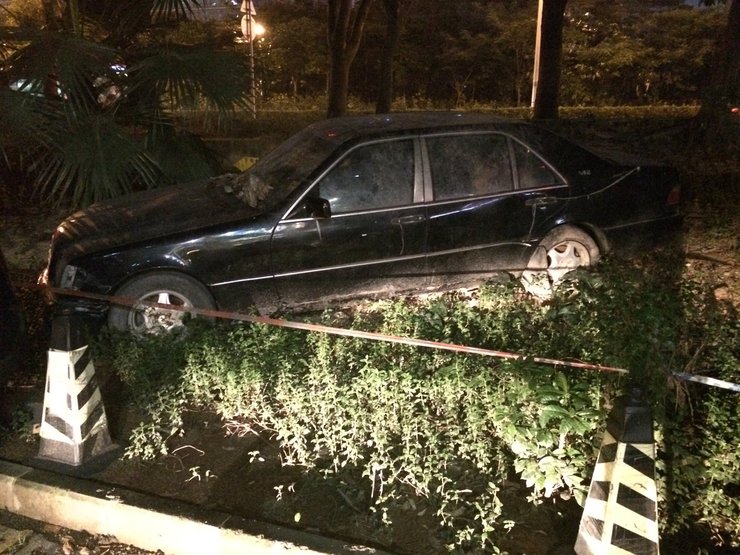 Брошенный мерседес на газоне, перед парковкой ресторана. Он никому не нужен, даже на запчасти