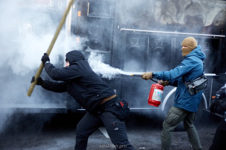 протесты против рынка земли, драка нацкорпуса с полицией, фото