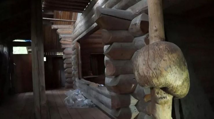 Мужчина бесконтрольно возводит новые этажи на крыше своего дома