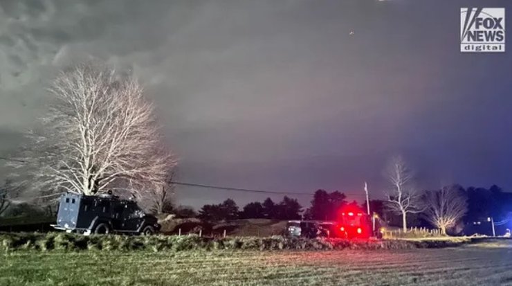 Полиция США возле дома подозреваемого Карда