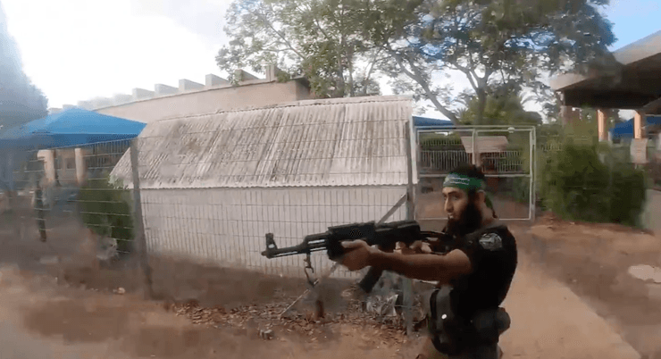 Боевики ХАМАС во время нападения на кибуц в Израиле