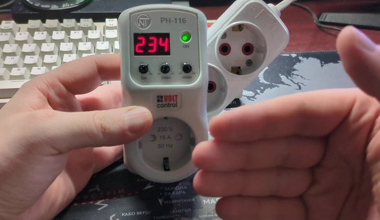 Власник демонструє реле напруги Novatek PН-116
