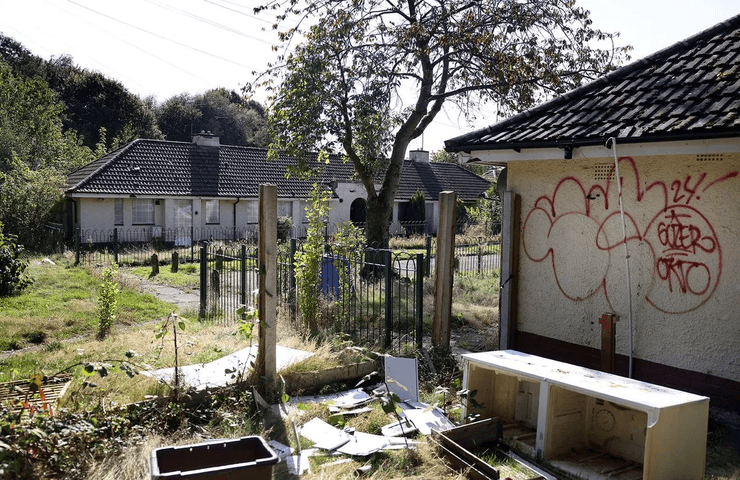 Заброшенные дома в Англии, жилой дом, снос дома, рыхлая почва, проблемы с землей, город-призрак, заброшенный район, переселение людей, не хотят уезжать