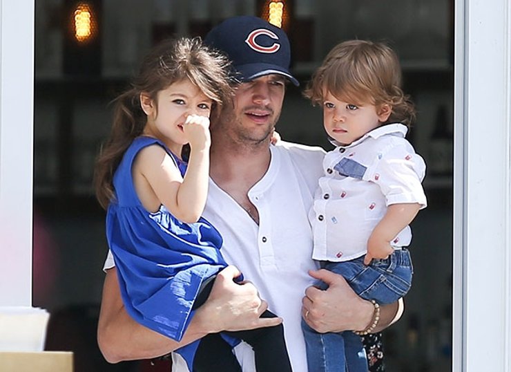 Эштон Кутчер с детьми