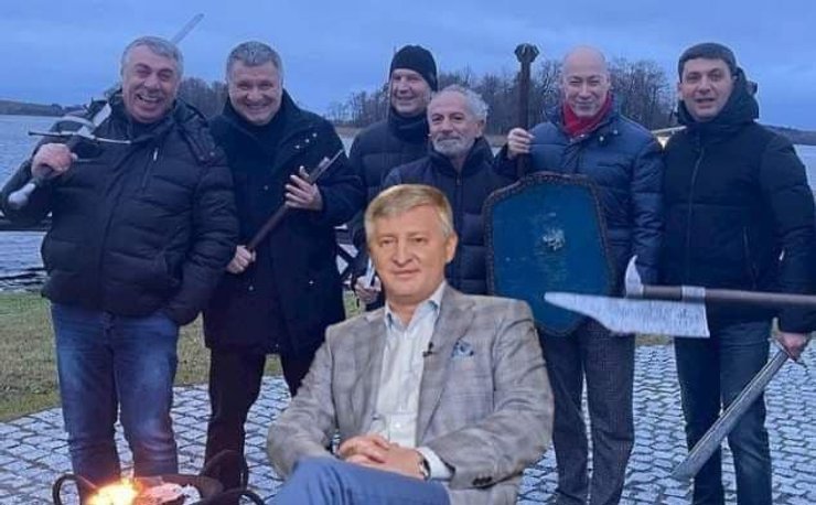 Под одним из мемов оставили подпись "Рыцари Ахметова"