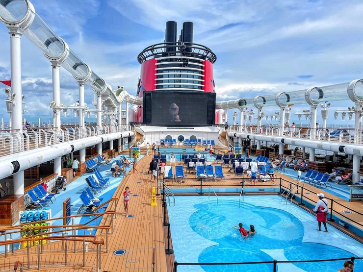 круїзний лайнер, таємні приміщення, круїз, морг на борту, в'язниця на борту