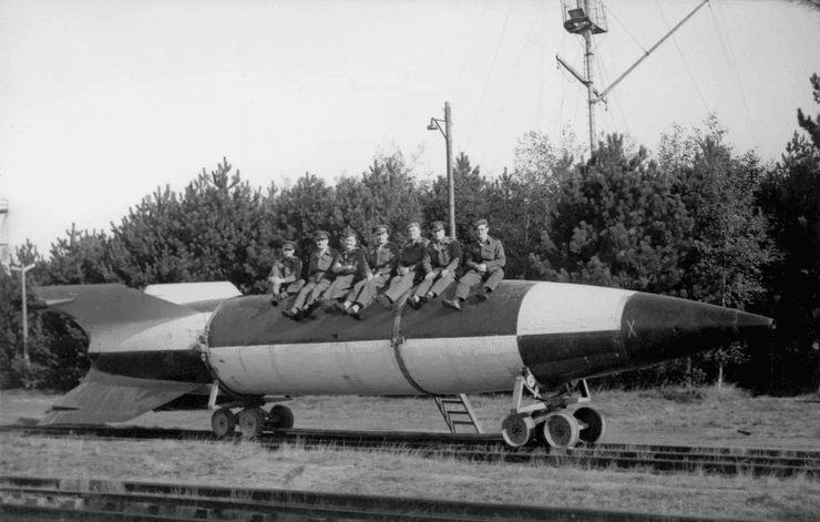 немецкая ракета V-2, немецкая ракета, ракета V-2, вундерваффе, ретро фото, Фау-2, ракета Фау-2, оружие возмездия, оружие второй мировой, секретное оружие рейха, ракета третьего рейха, баллистическая ракета, история оружия, оружие третьего рейха