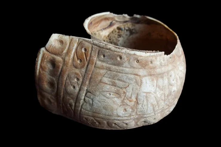 пещера, артефакты, археологи, археология, история, находка, открытие, ракушки, браслет, INAH, Мексика, резьба