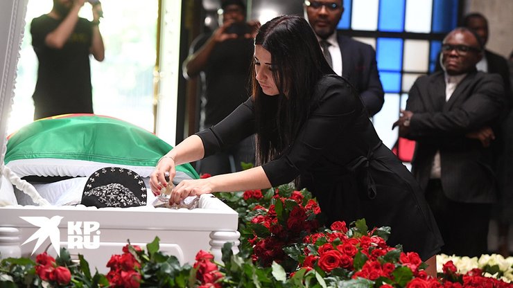 пьер нарцисс, прощание, скандал на похоронах, прощание с пьером нарциссом, похороны шоколадного зайца, похороны пьер нарцисс