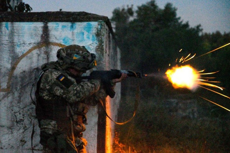 український солдат веде бій