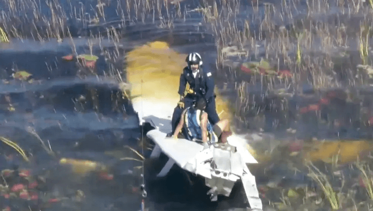 Пілот упав у болото, авіакатастрофа, зазнав аварії, болото з алігаторами, провів ніч у болоті, рятувальники, вертоліт