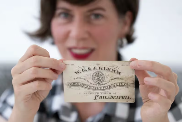 Женщина нашла на побережье океана записку в бутылке, послание удалось расшифровать, США,