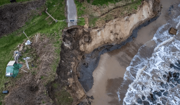 Дом, дом рухнет в море, окажется в воде, рухнет с обрыва, эрозия земли, штормы, женщина боится потерять дом, край обрыва